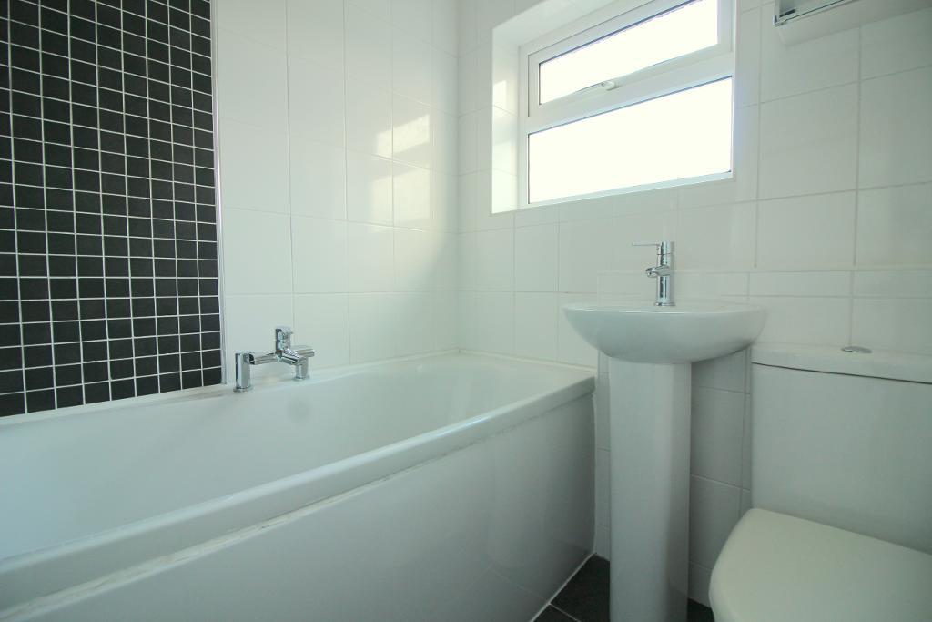 3 Bedroom Flat To Let in Elm Avenue, Caddington, Bedfordshire, LU1 4HS