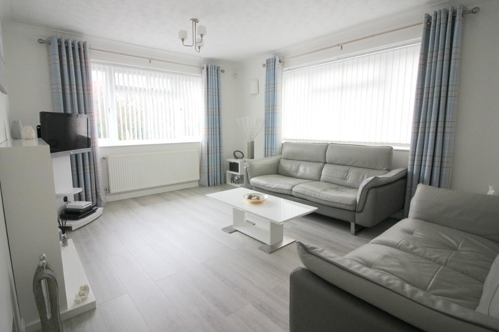 3 Bedroom Bungalow For Sale in Stopsley Way, Luton, Bedfordshire, LU2
