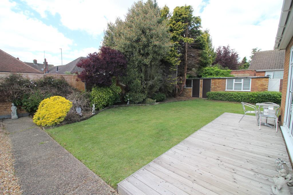 3 Bedroom Bungalow For Sale in Stopsley Way, Luton, Bedfordshire, LU2