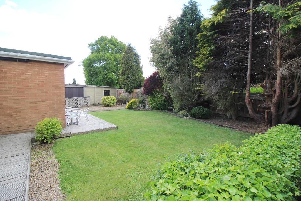 3 Bedroom Bungalow For Sale in Stopsley Way, Luton, Bedfordshire, LU2