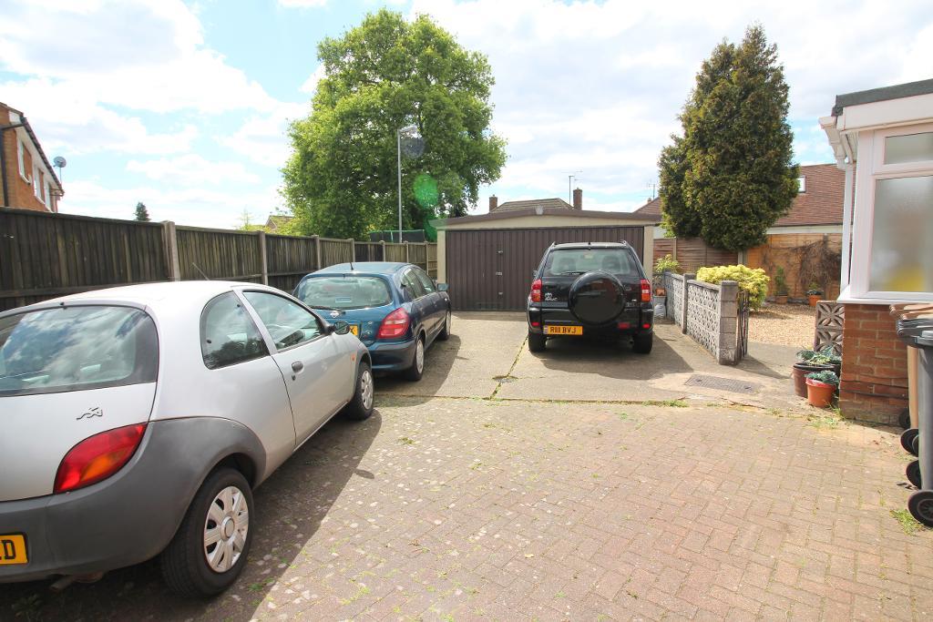 3 Bedroom Bungalow For Sale in Stopsley Way, Luton, Bedfordshire, LU2