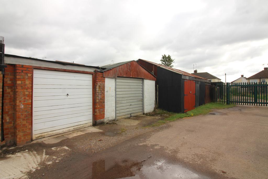 3 Bedroom SemiDetached For Sale in Sundon Park Road, Luton, Bedfordshire, LU3 3AD Property