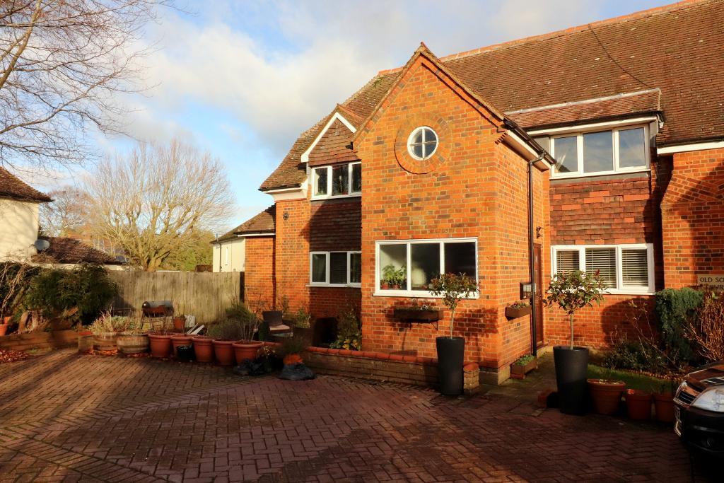 1 Bedroom Flat For Sale in East Street, Lilley, Hertfordshire, LU2 8LW