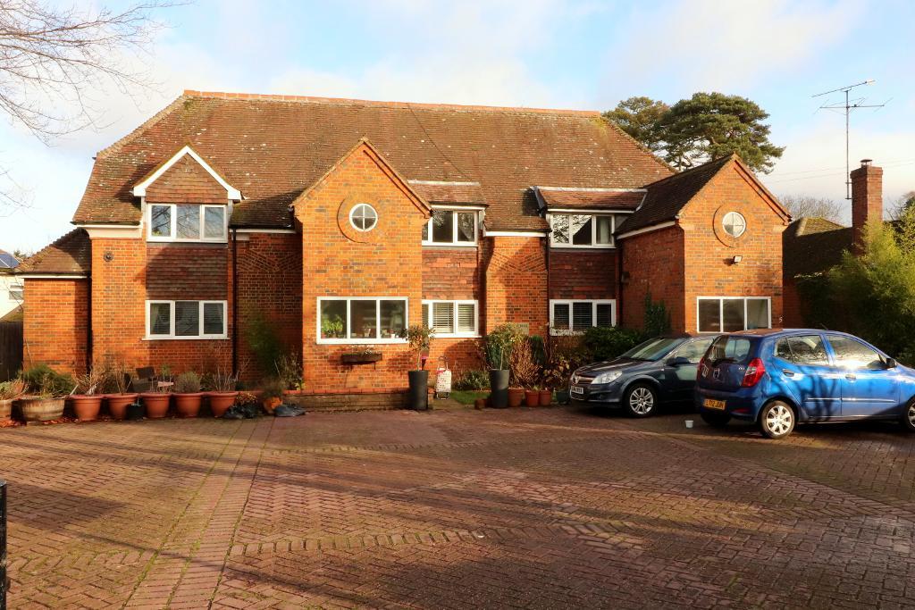 1 Bedroom Flat For Sale in East Street, Lilley, Hertfordshire, LU2 8LW