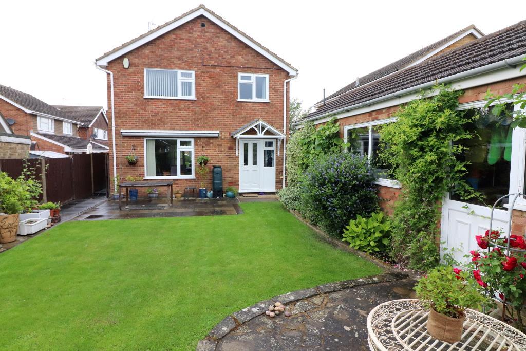 4 Bedroom Detached For Sale in Turnpike Drive, Luton, Bedfordshire, LU3