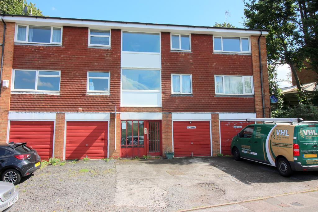 2 Bedroom Flat To Let in Fermor Crescent, Luton, Bedfordshire, LU2 9LN
