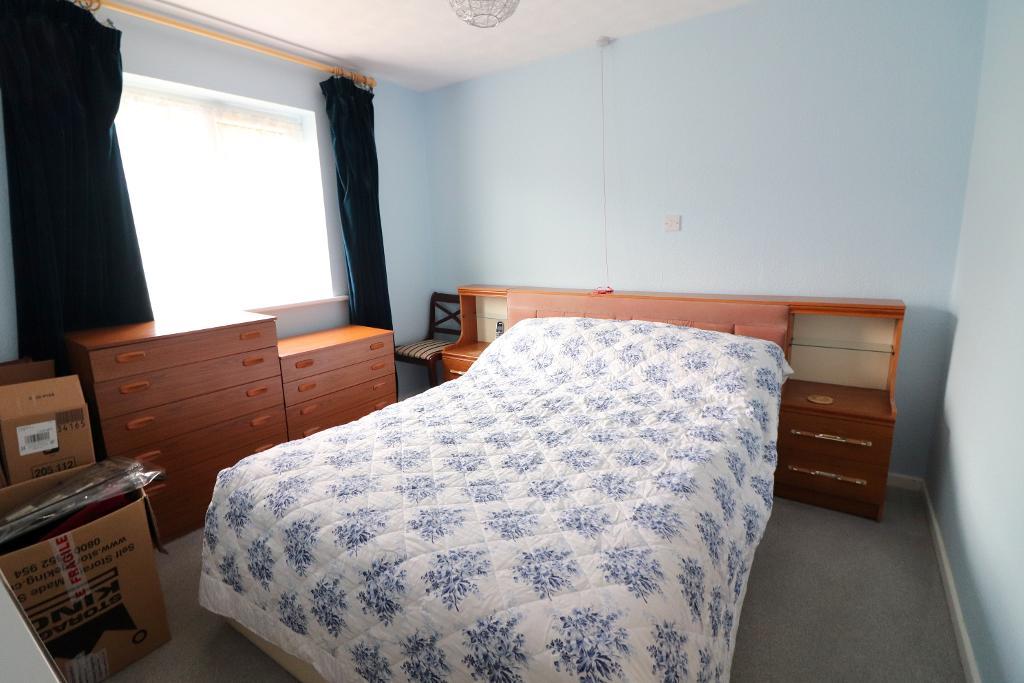 2 Bedroom Bungalow For Sale in Edgcott Close, Luton, Bedfordshire, LU3