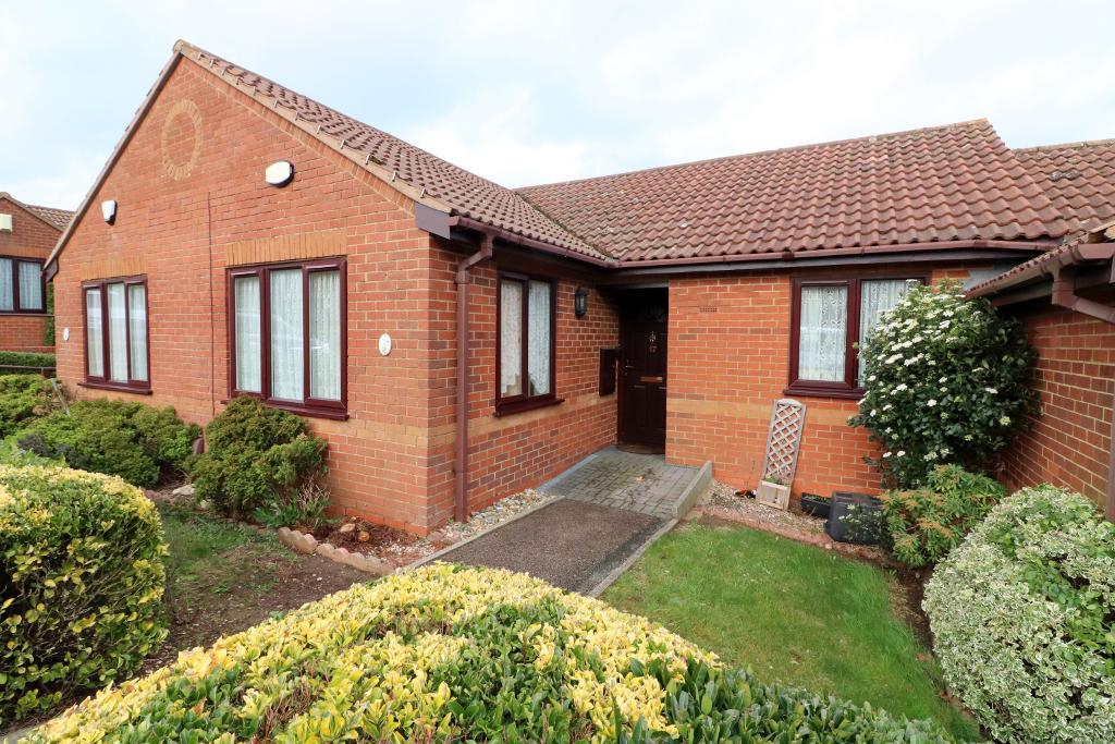 2 Bedroom Bungalow For Sale in Edgcott Close, Luton, Bedfordshire, LU3
