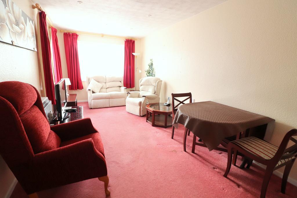 2 Bedroom Bungalow For Sale in Edgcott Close, Luton, Bedfordshire, LU3 4DT Property Sales in