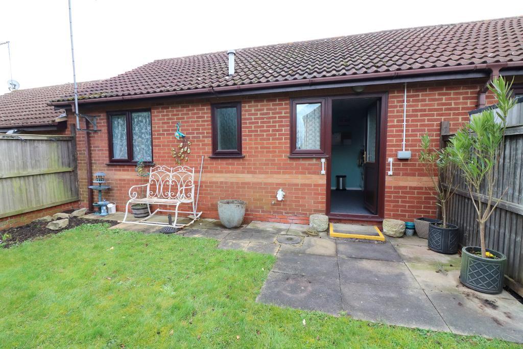 2 Bedroom Bungalow For Sale in Edgcott Close, Luton, Bedfordshire, LU3
