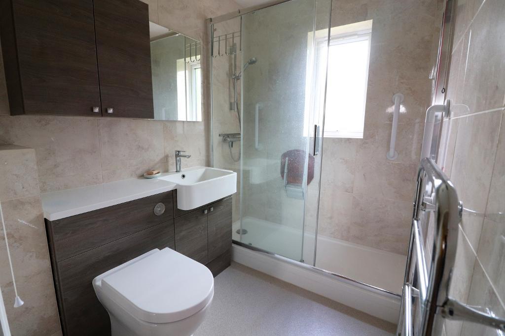 2 Bedroom Bungalow For Sale in Edgcott Close, Luton, Bedfordshire, LU3 4DT Property Sales in