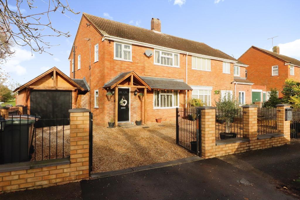 Mantons Estate Agents in Luton Property Sales in Luton, Barton Le