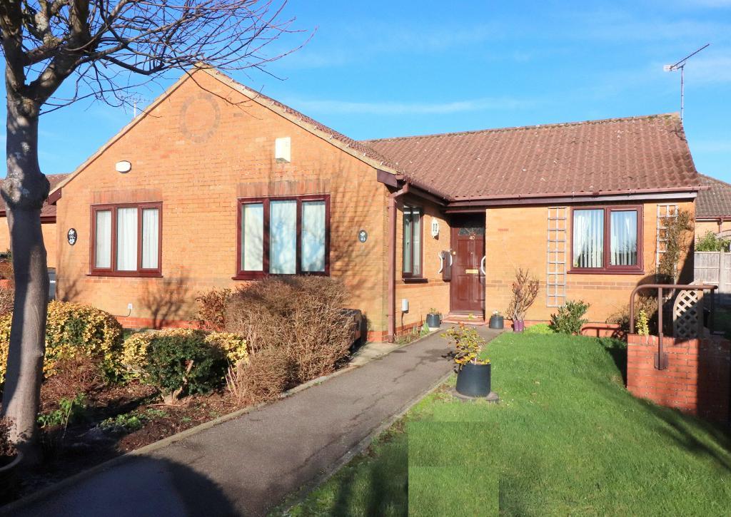 2 Bedroom Bungalow For Sale in Edgcott Close, Luton, Bedfordshire, LU3