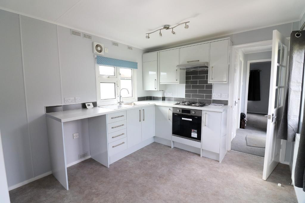 1 Bedroom Park Home To Let in Castle Hill Road, Totternhoe, Dunstable