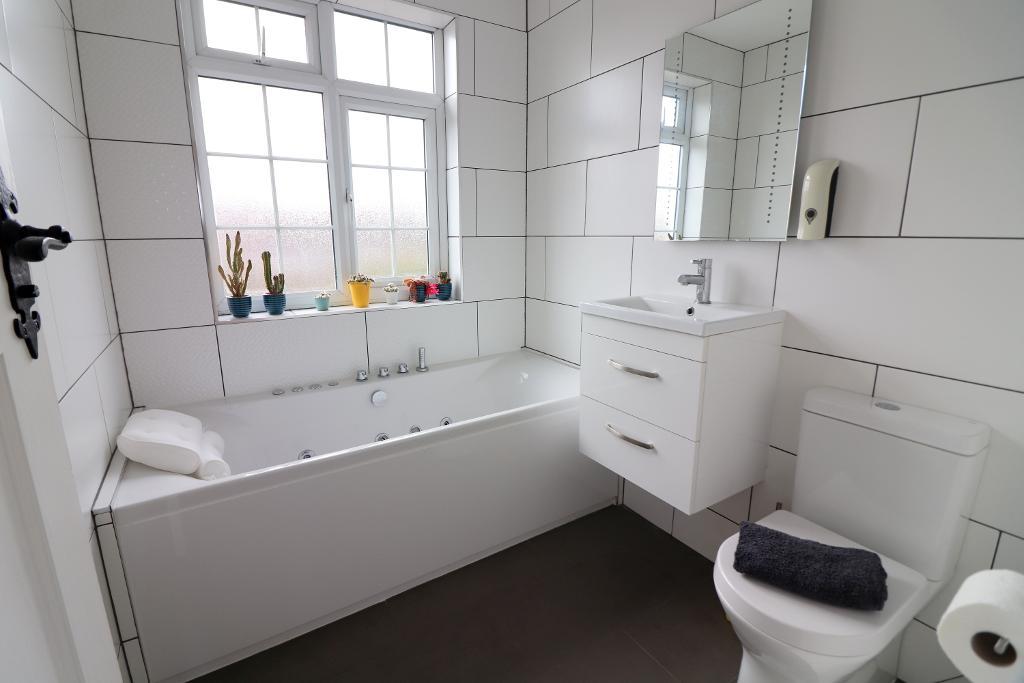 3 Bedroom SemiDetached For Sale in Manor Road, Barton Le Clay