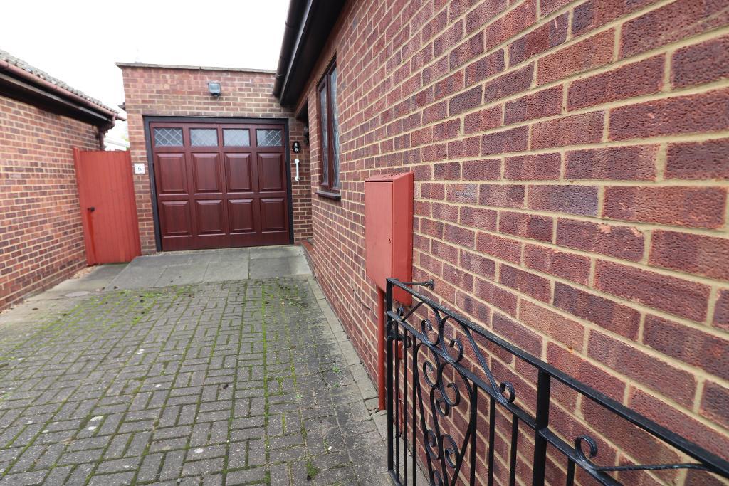 3 Bedroom Bungalow For Sale in Abigail Close, Luton, Bedfordshire, LU3