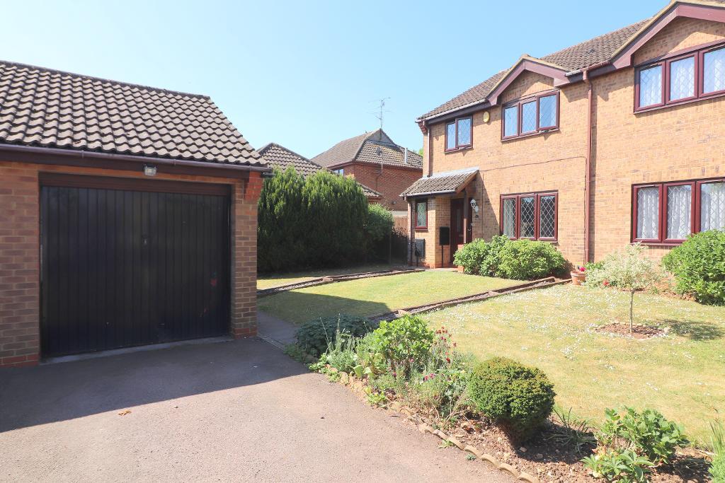 Launton Close, Luton, Bedfordshire, LU3 4BF